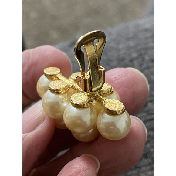 Vintage Estate Earrings Clip On Cluster Faux Pearls Gold Tone Clip On - Picture 11 of 12